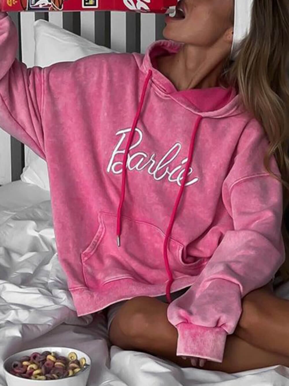 HotBarbie® | Tvättad tröja med broderad bokstav - Dossify