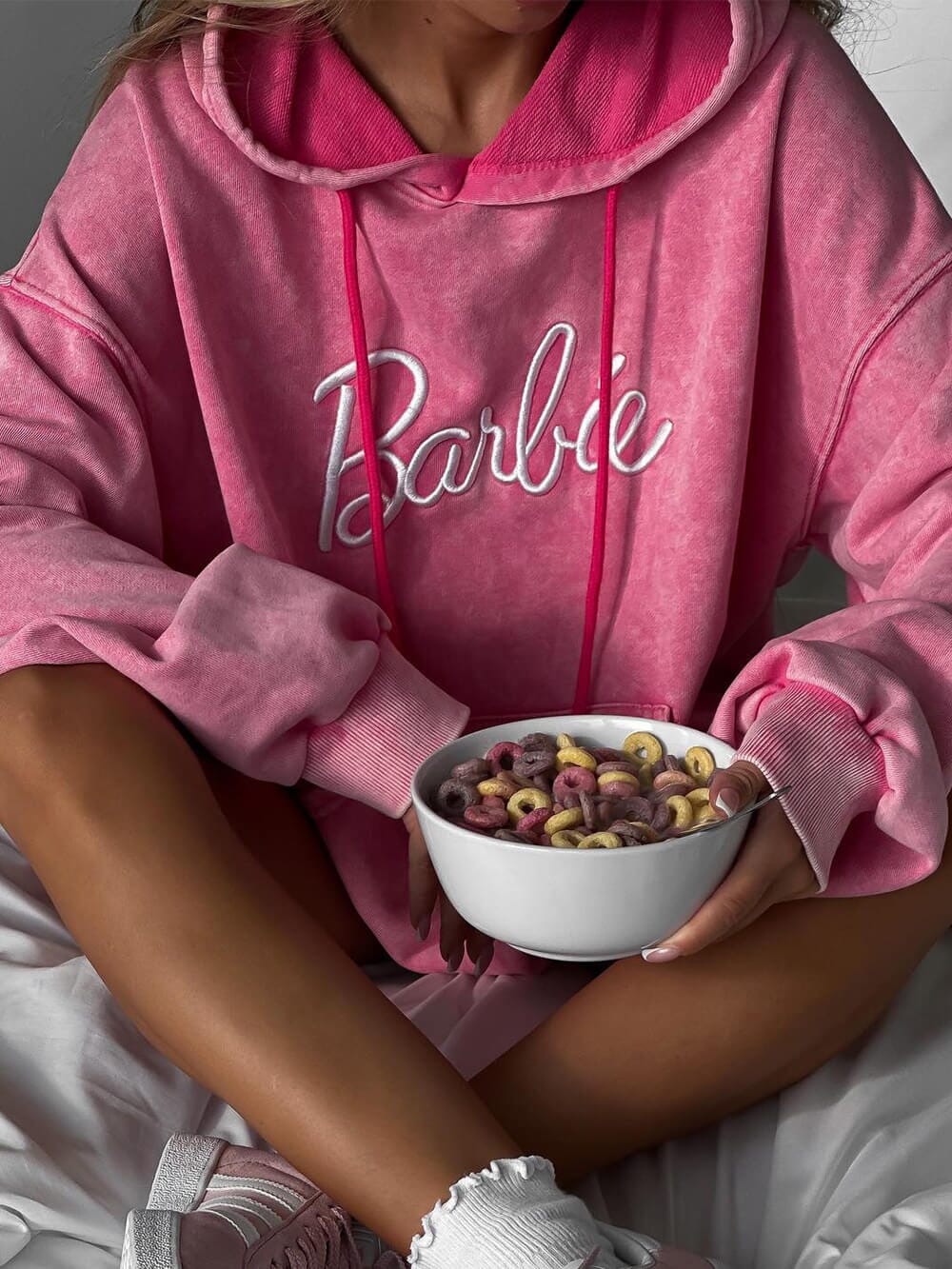 HotBarbie® | Tvättad tröja med broderad bokstav - Dossify